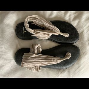 brand new never worn pair of Women’s Sanuk sandals